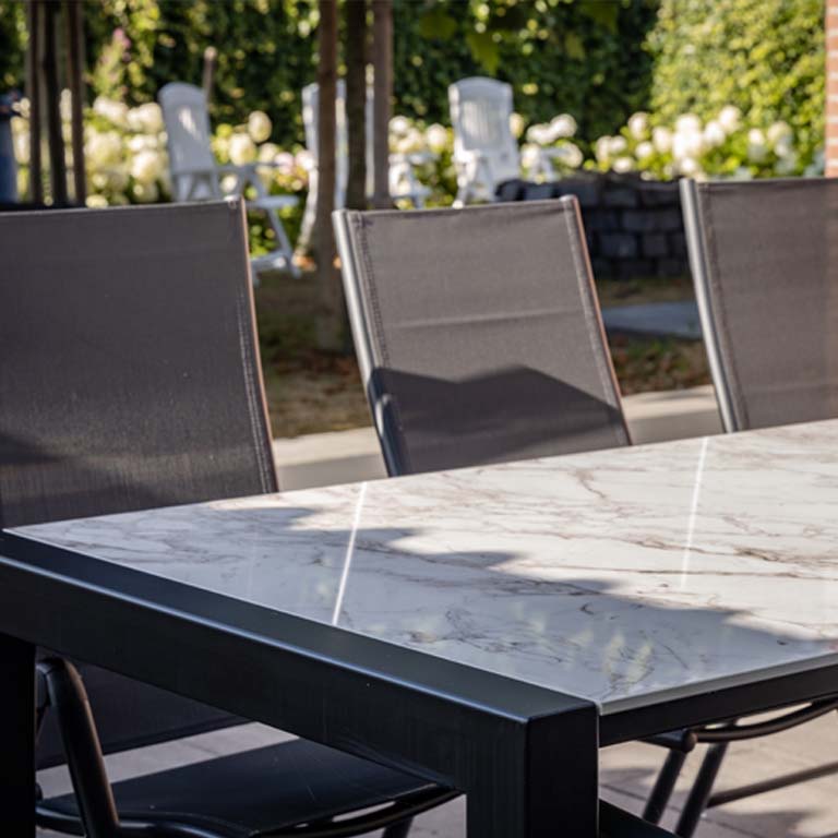 Natuurstenen tuintafel met tuinstoelen