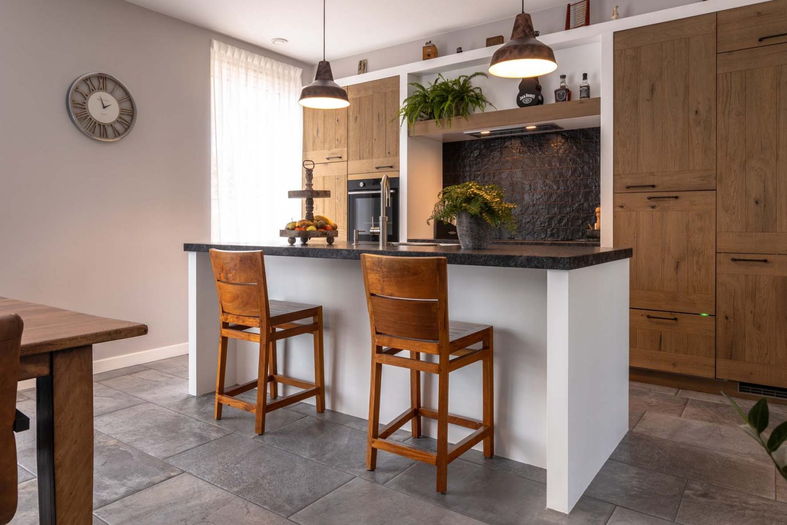 Landelijke keuken met een keukeneiland van Steel Grey graniet