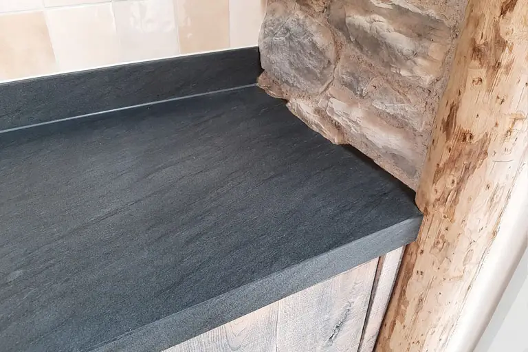 Detailfoto van het Black Vermont granieten keukenblad