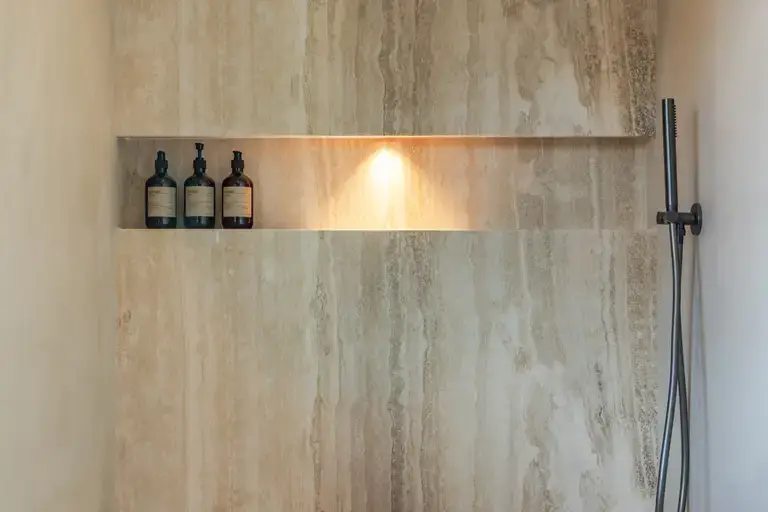 Detailfoto van Travertin wandbekleding