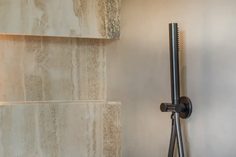 Douche met Travertin wandbeklding