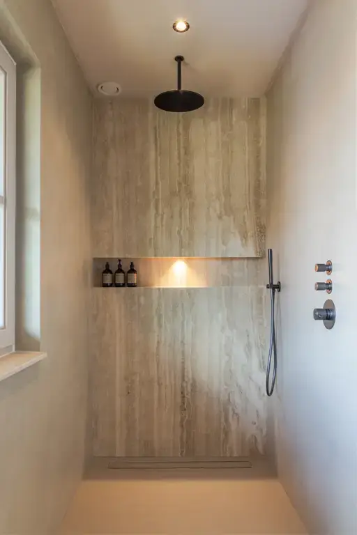 Travertin wandbekleding in de douche met wastafelblad