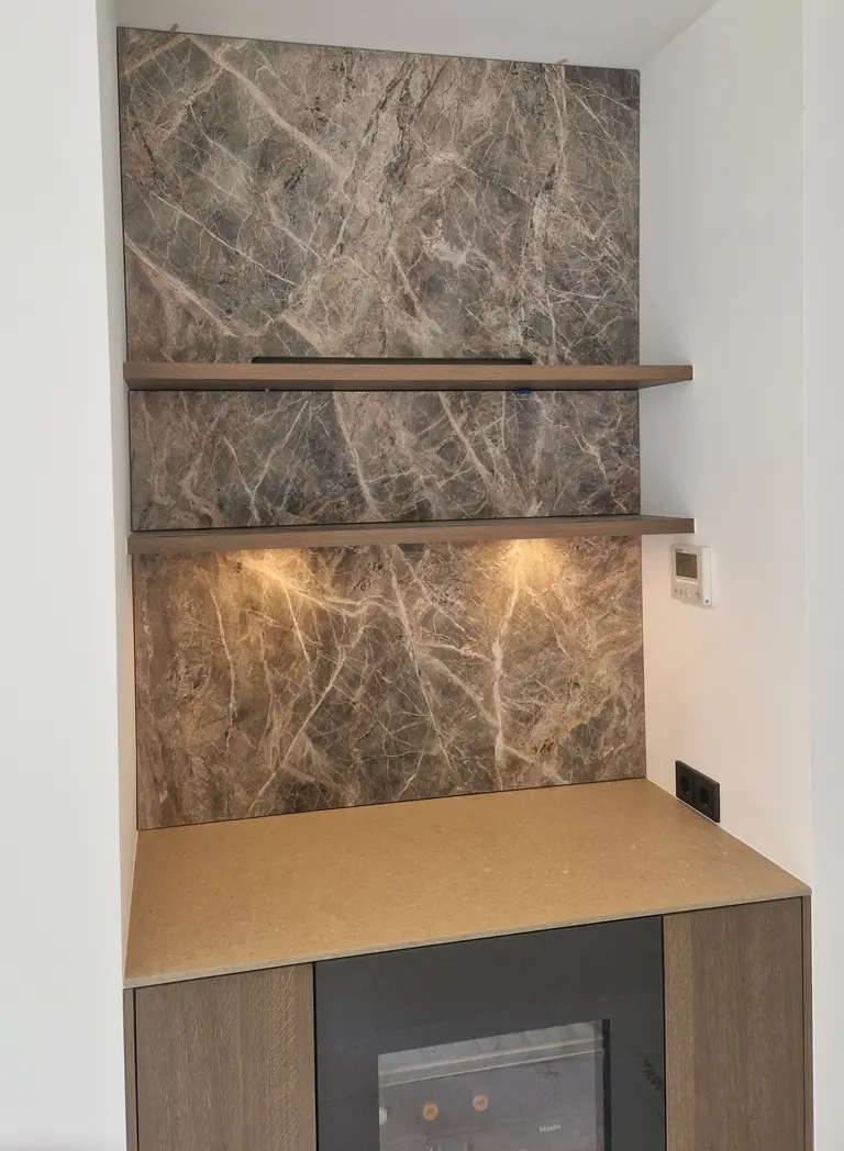 Natuursteen wandbekleding met nis