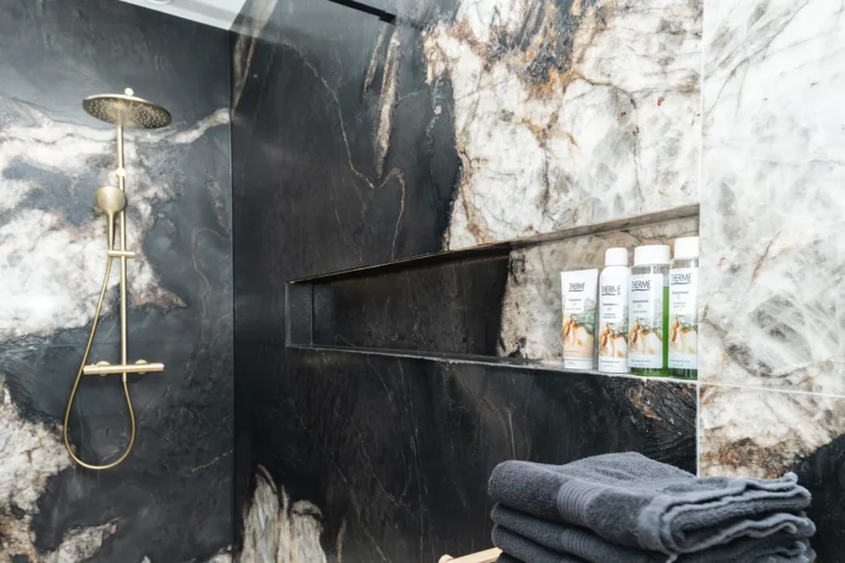Badkamer met natuursteen wandbekleding
