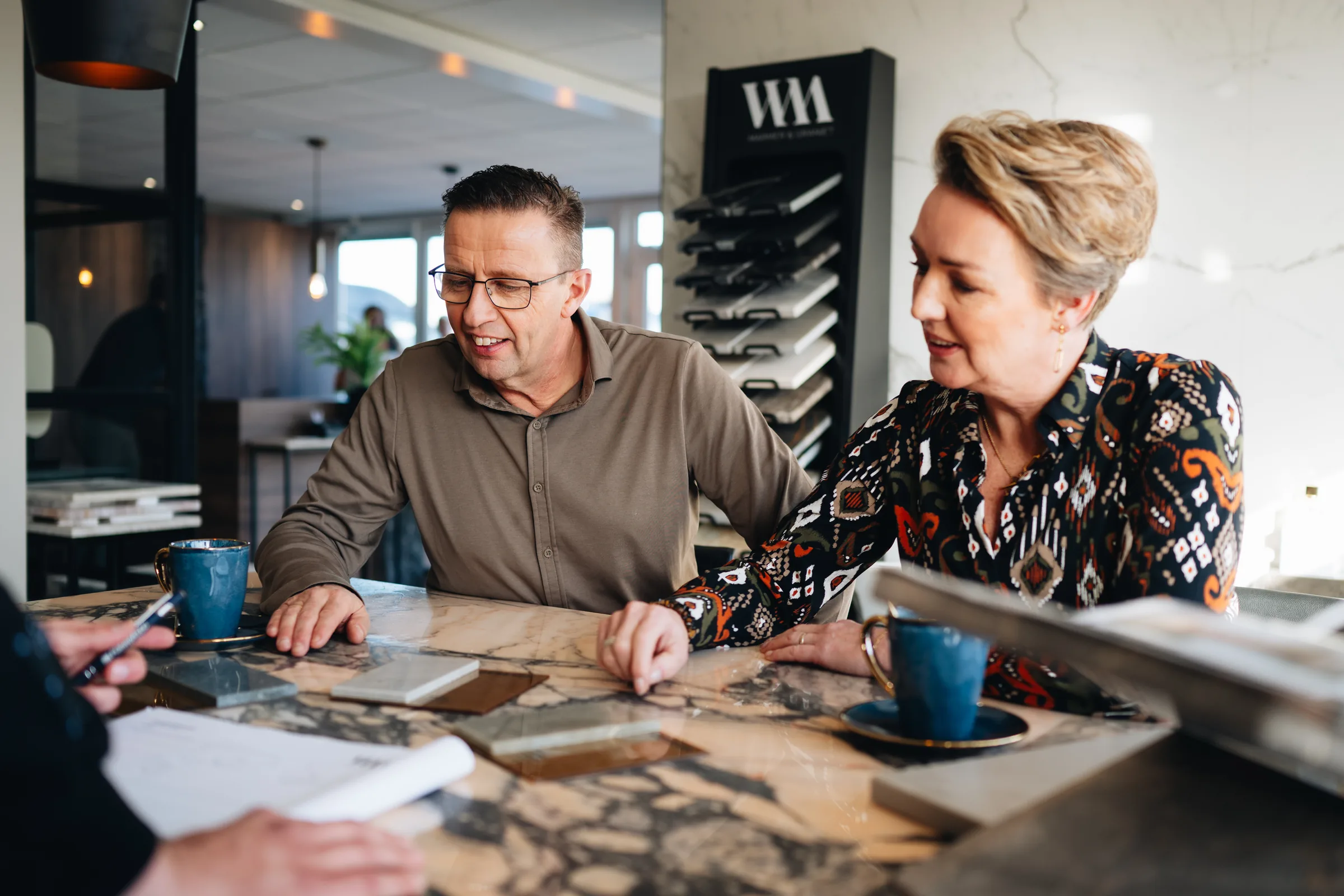 Adviesgesprek aan een marmeren tafel in de showroom van Wagemaker Marmer & Graniet in Middelharnis