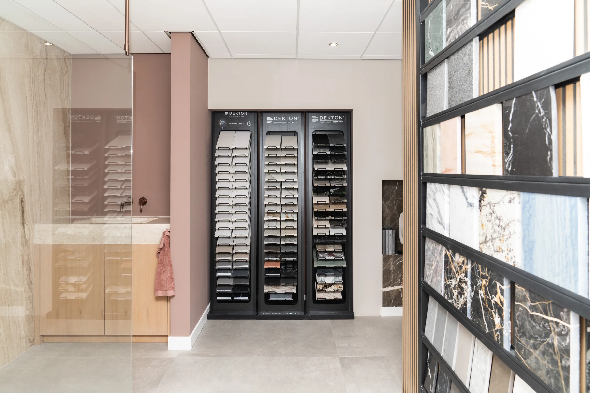 Badkameropstelling en stalenrek in de showroom van Wagemaker Marmer & Graniet in Middelharnis