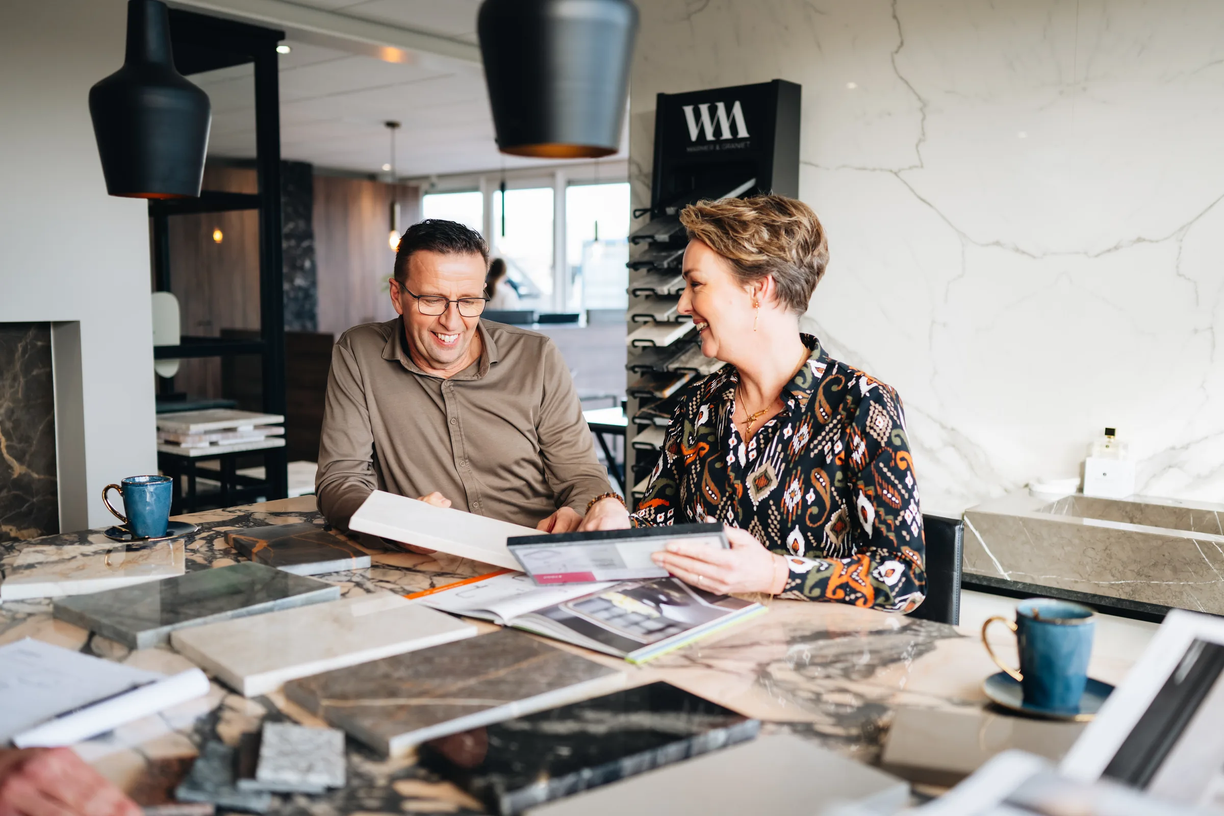 Klanten bekijken stalen tijdens een adviesgesprek in de showroom van Wagemaker Marmer & Graniet in Middelharnis