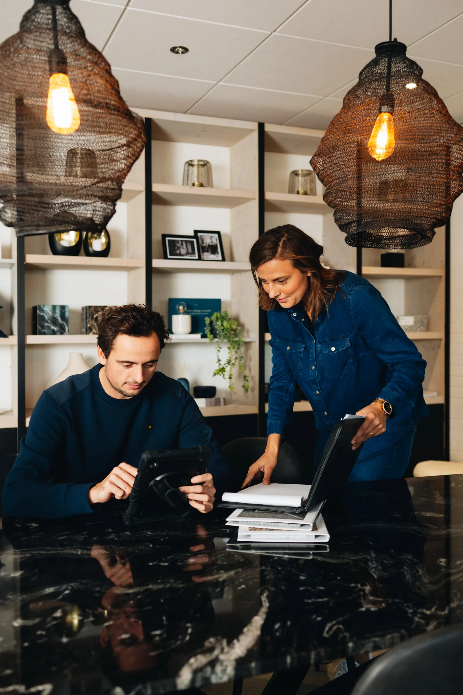 Adviseur en klant bekijken een ontwerp op de tablet in de showroom van Wagemaker Marmer & Graniet in Middelharnis