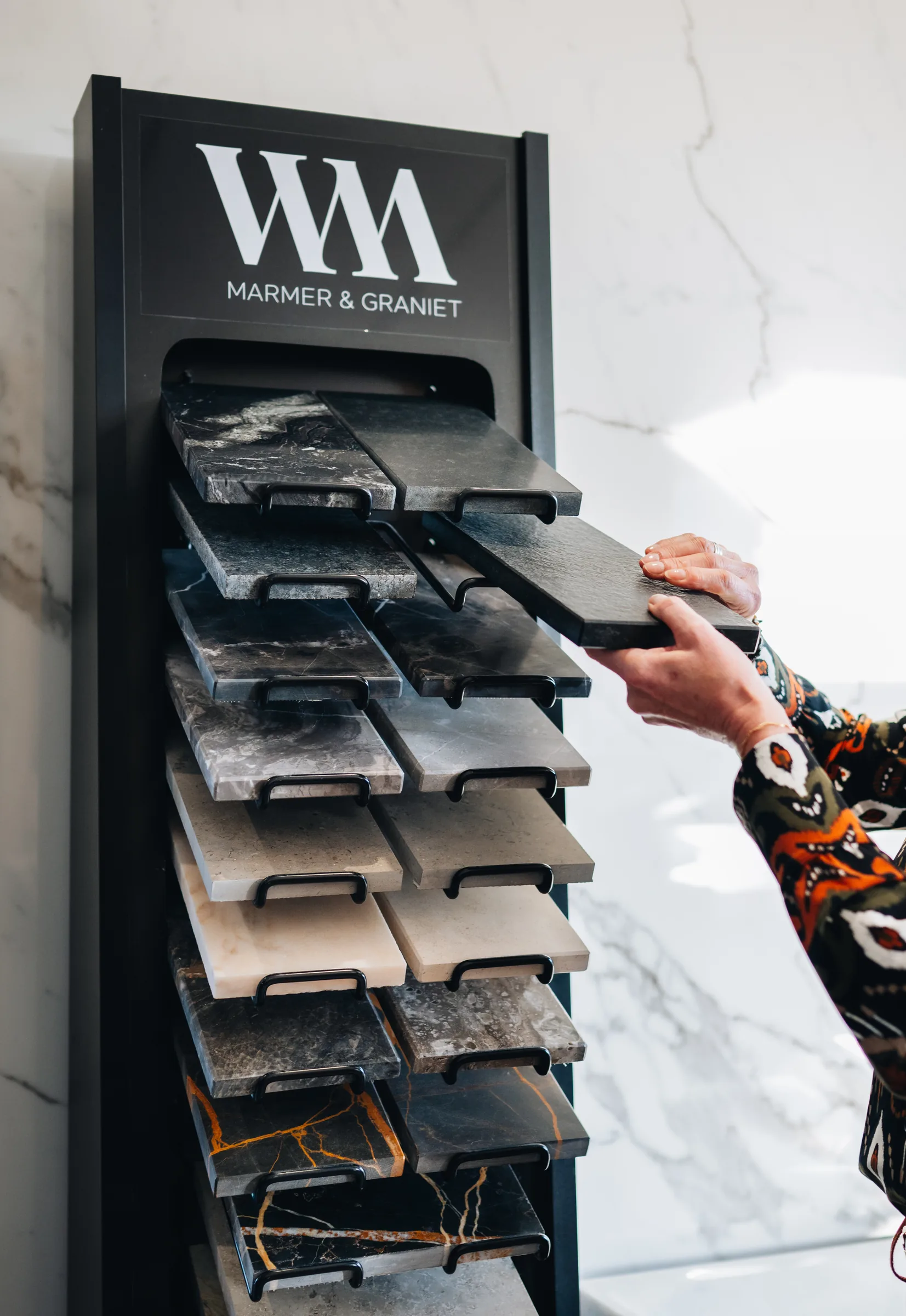 Stalenrek met natuursteenstalen in de showroom van Wagemaker Marmer & Graniet in Middelharnis