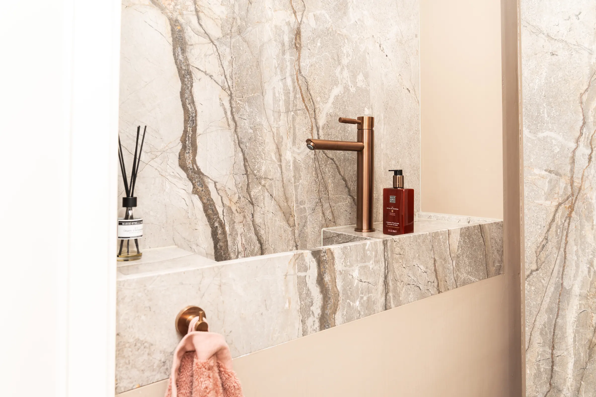 Natuurstenen wastafel met koperen kraan in de showroom van Wagemaker Marmer & Graniet in Middelharnis