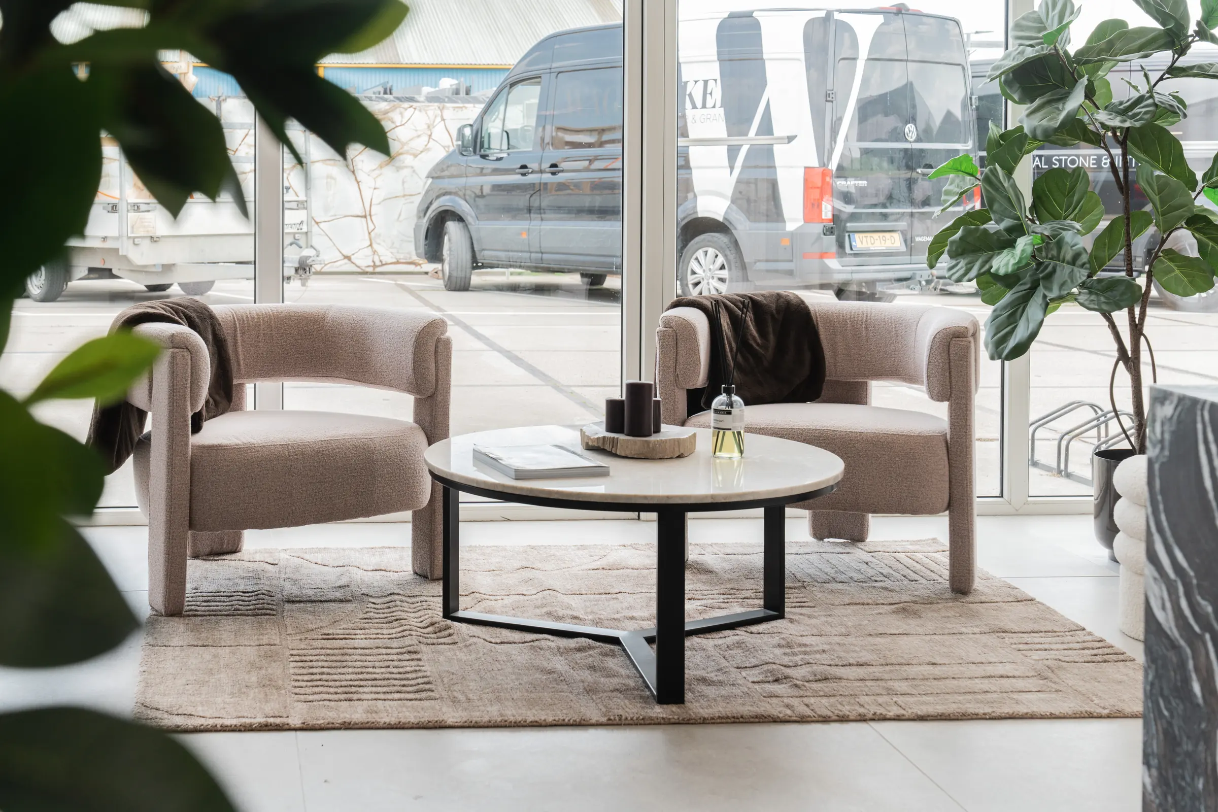 Zithoek bij de entree in de showroom van Wagemaker Marmer & Graniet in Middelharnis