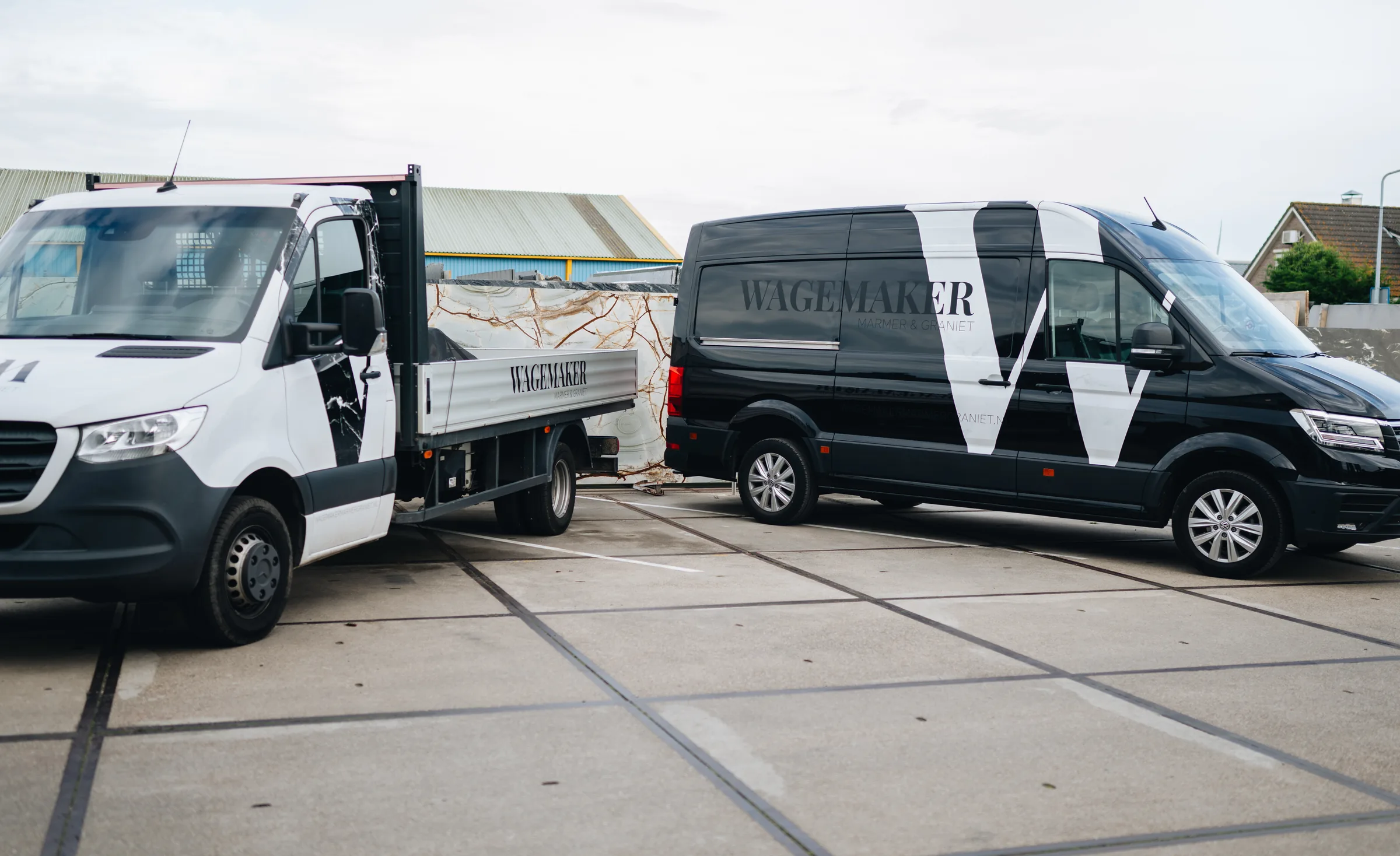 Bedrijfswagens van Wagemaker Marmer & Graniet op het terrein aan de Pascal in Middelharnis