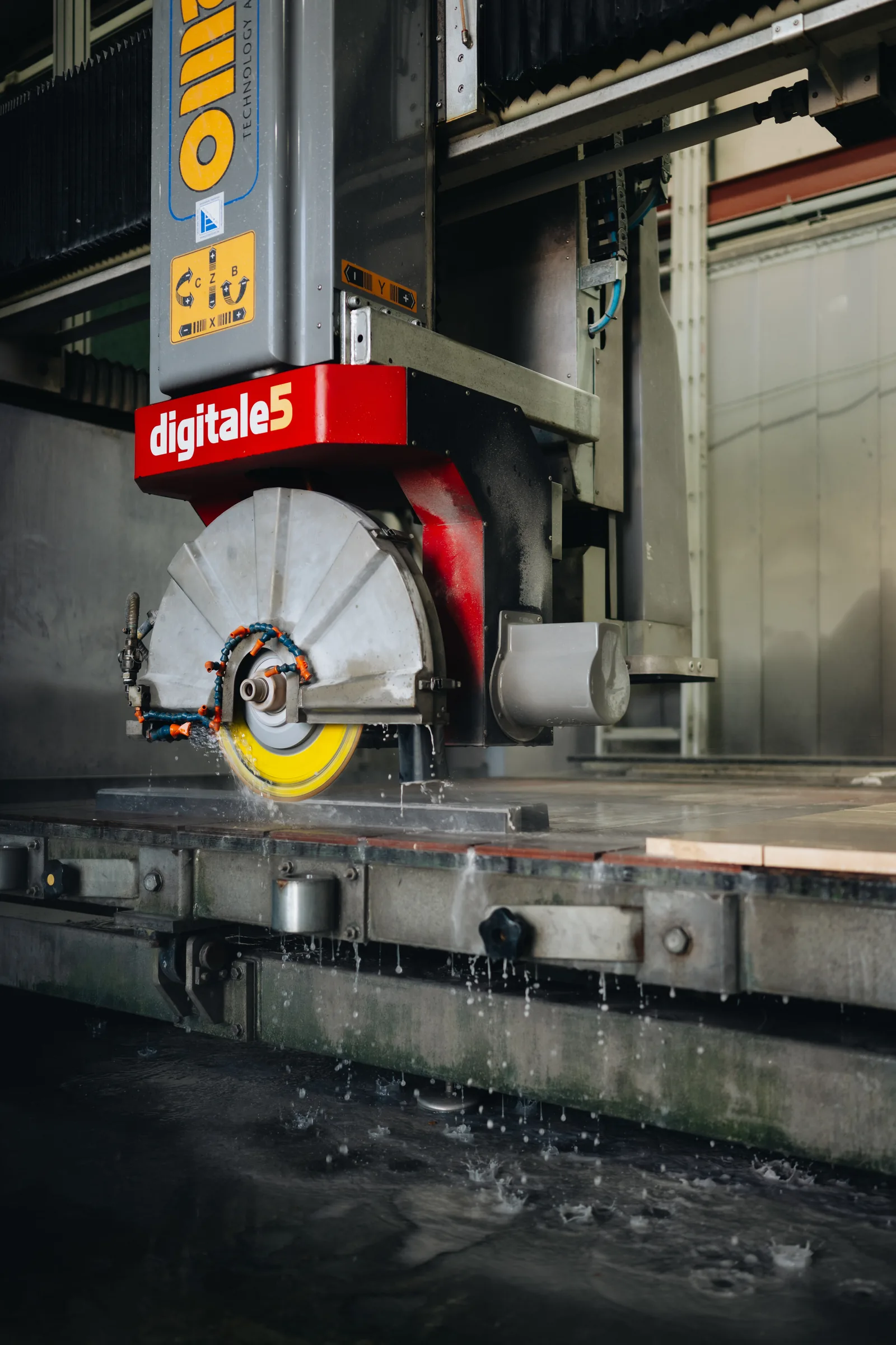 Zaagblad van de CNC-zaag in de werkplaats van Wagemaker Marmer & Graniet in Middelharnis